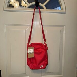 Nike Small Crossbody Bag in Bright Red